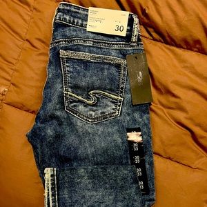 Silver jeans, straight leg, bootcut. They are too long (33”). Never been worn